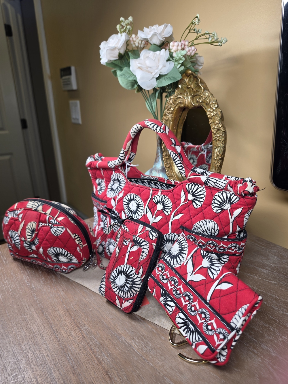 Vera Bradley "DECO DAISY" Quilted Tote Set w/ Makeup Pouch, Wallet & Wristlet - Picture 3 of 4